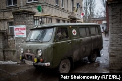 Військова машина швидкої допомоги виїжджає з лікарні в Артемівську. Січень 2015 року