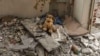 Дитяча іграшка у п'ятиповерховому житловому будинку, в якому від удару російських військових загинуло понад 40 людей. Місто Часів Яр на Донеччині, 10 липня 2022 року