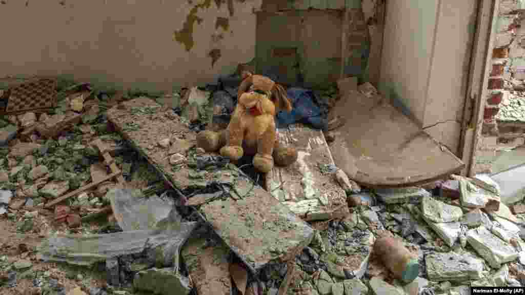 Дитяча іграшка в зруйнованому вщент помешканні, зруйнованого будинку у Часовому Яру.