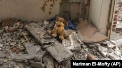 Дитяча іграшка в п'ятиповерховому житловому будинку, в якому внаслідок удару російських військових загинули понад 40 людей. Місто Часів Яр Донецької області 10 липня 2022 року