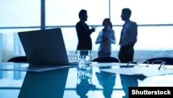 Angajați într-un birou. Imagine generică.