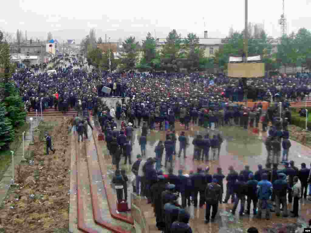 Люди собрались на центральной площади в Бишкеке, требуя освобождения лидеров оппозиции и отставки президента Курманбека Бакиева.