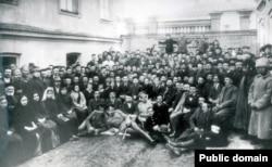Делегаты Первого Курултая крымскотатарского народа. Бахчисарай, ноябрь 1917 года