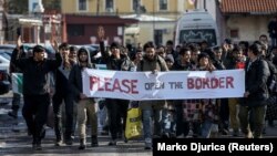 Мигрантите тргнуваат од Белград кон хрватската граница на 11 ноември 2016