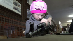 Kalašnjikov kao igračka: Ruska deca takmiče se u rukovanju puškom