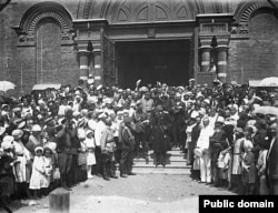 Жители Царицына приветствуют барона Врангеля и его офицеров, 1919 год