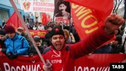 
Rusiya Kommunist Partiyası tərəfdarları Moskvada 23 fevral - Vətənin Müdafiəçisi Gününü qeyd edirlər - 2016.