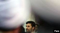 محمود احمدی نژاد در سخنرانی خود در قم نه تنها به ايرانيان بلکه به مردم جهان وعده دنيای بهتری داد.(عکس: فارس)