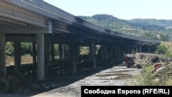 Опожареният виадукт на магистрала "Струма"