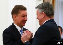 Alekszej Miller, a Gazprom vezetője fogadja Moszkvában Ben van Beurdent, a Royal Dutch Shell vezérigazgatóját 2017. június 21-én.