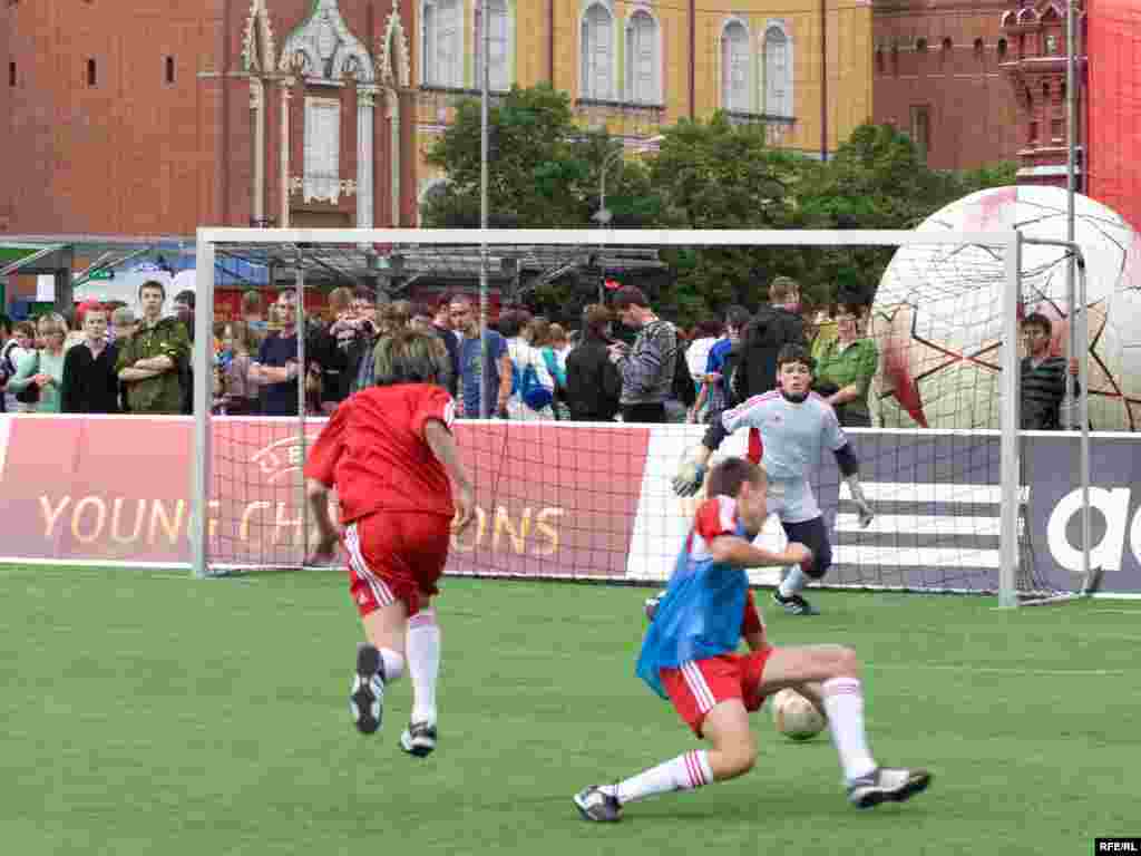 Соревнование юношеских команд на Красной площади в рамках фестиваля Лиги чемпионов