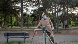 Penzioner vežba u parku Tašmajdan u Beogradu