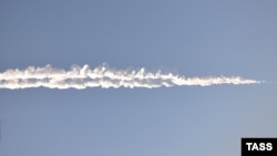 На небе виден след упавшего в Челябинской области метеорита. 15 февраля 2013 года. 