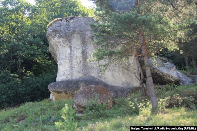 Камінь Диравець в с. Дуброва