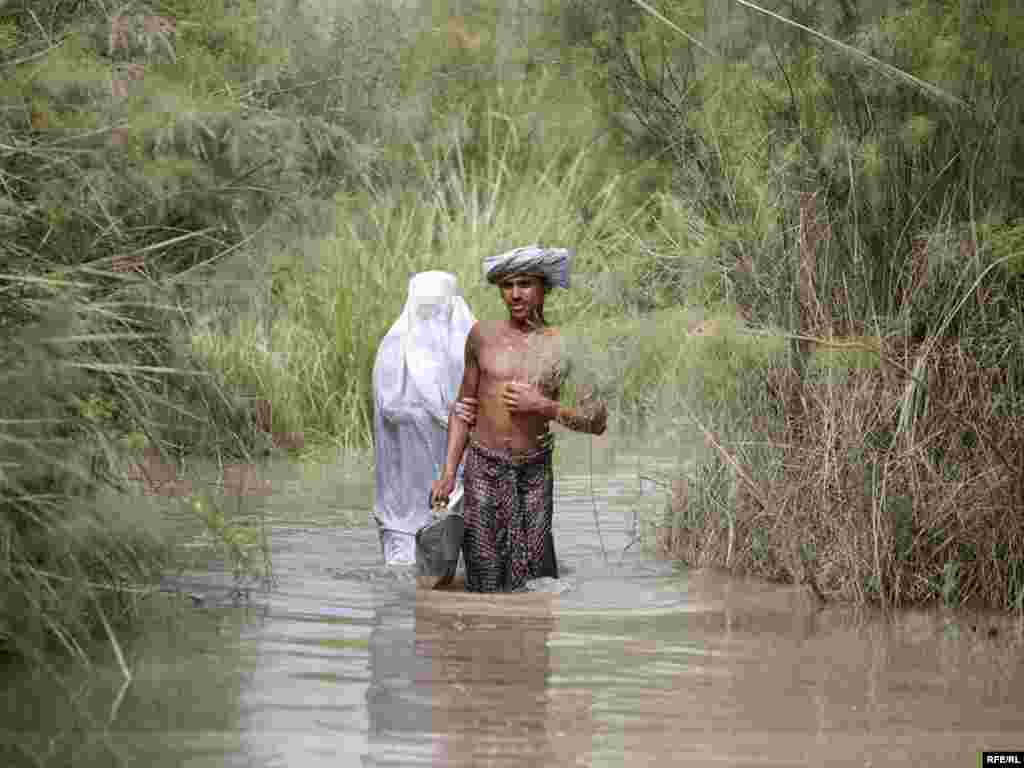 As Pakistani Floods Rage, Aid Is Slow To Come #19