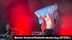 Святослав Вакарчук с крымско-татарским флагом на концерте в Киеве в мае этого года