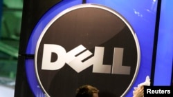 Мужчина вытирает логотип ИТ-фирмы Dell в выставочном центре CeBIT в Ганновере, 28 февраля 2010 года.