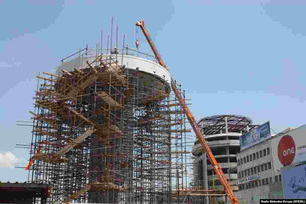 Za provedbu projekta pod nazivom ¨Skopje 2014.¨ zaduženi su Ministarstvo kulture Makedonije i grad Skopje. Planira se izgradnja i obnova 30 zgrada u samom centru grada, brojni spomenici – uključujući i statuu Aleksandra Velikog.