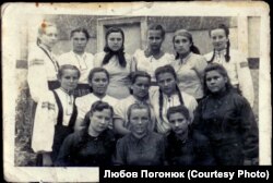 Любов (стоїть друга ліворуч у третьому ряду) під час ув’язнення в колонії для неповнолітніх дівчат у Львові, 1946 рік. Фото: приватний архів Надії Логози, оцифровано ГО «Після тиші»