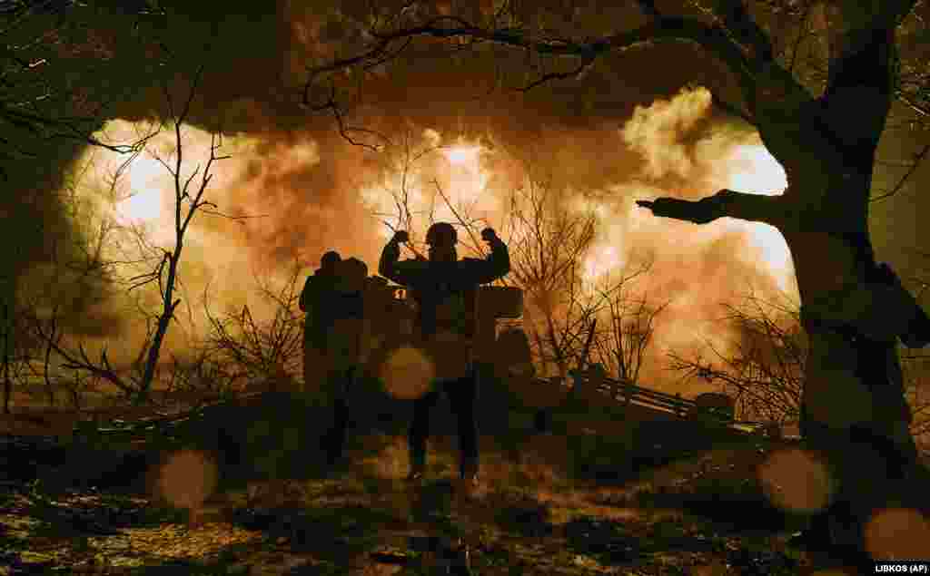 Украинские военные ведут артиллерийский огонь по российским позициям под Бахмутом в Донецкой области, 20 ноября 2022 года.