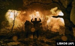 Українські військовослужбовці ведуть вогонь по російських позиціях поблизу Бахмуту Донецької області (архівне фото)