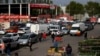 Машины у магазина, открытого после ослабления карантинных мер в Австрии, 14 апреля