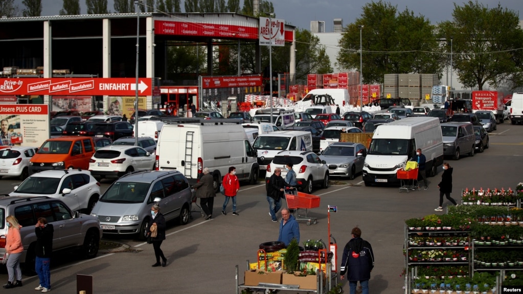 Машины у магазина, открытого после ослабления карантинных мер в Австрии, 14 апреля