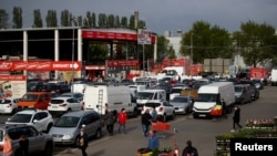 Автомобілі біля крамниці, відкритої після послаблення карантинних заходів в Австрії, 14 квітня