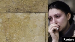 O femeie plânge la stația de metrou Park Kulturî din Moscova pe 30 martie 2010.