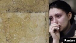 Женщина плачет на станции метро "Парк культуры" в Москве 30 марта 2010 года