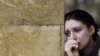 Жінка плаче на станції метро «Парк культури» в Москві 30 березня 2010 року