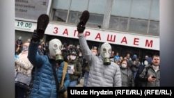 Тапочки против "таракана". Протест в Минске