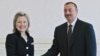 Президент Азербайджана Ильхам Алиев приветствует госсекретаря США Хиллари Клинтон. Баку, 4 июля 2010 г. 04.07.2010 