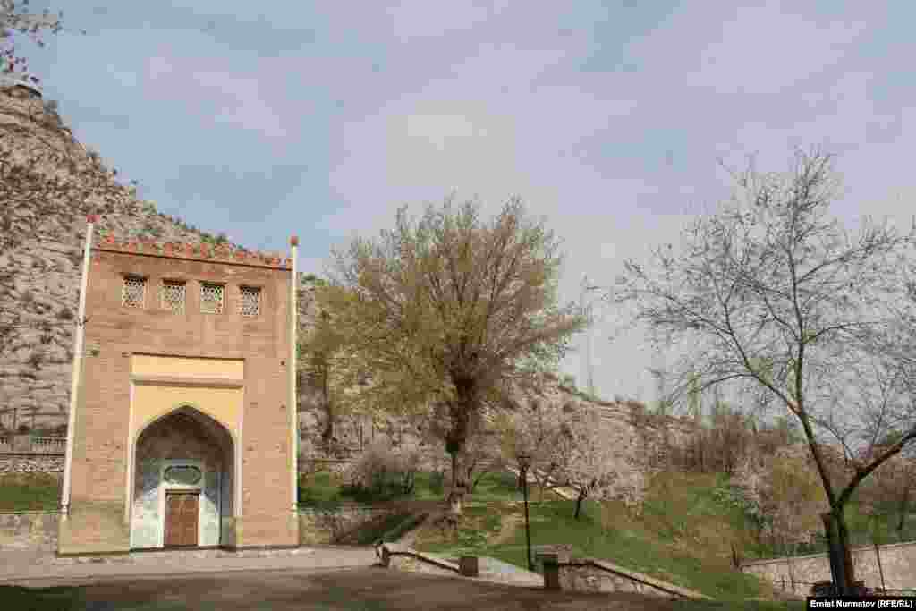Мавзолей Асаф ибн Бурхия у подножия Сулейман-горы