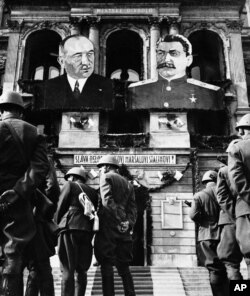 Жители Праги приветствуют советские войска, май 1945 года