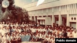 1991 senesi iyün ayı. Aqmescitteki ekinci Qurultay iştirakçileri ve musafirleri
