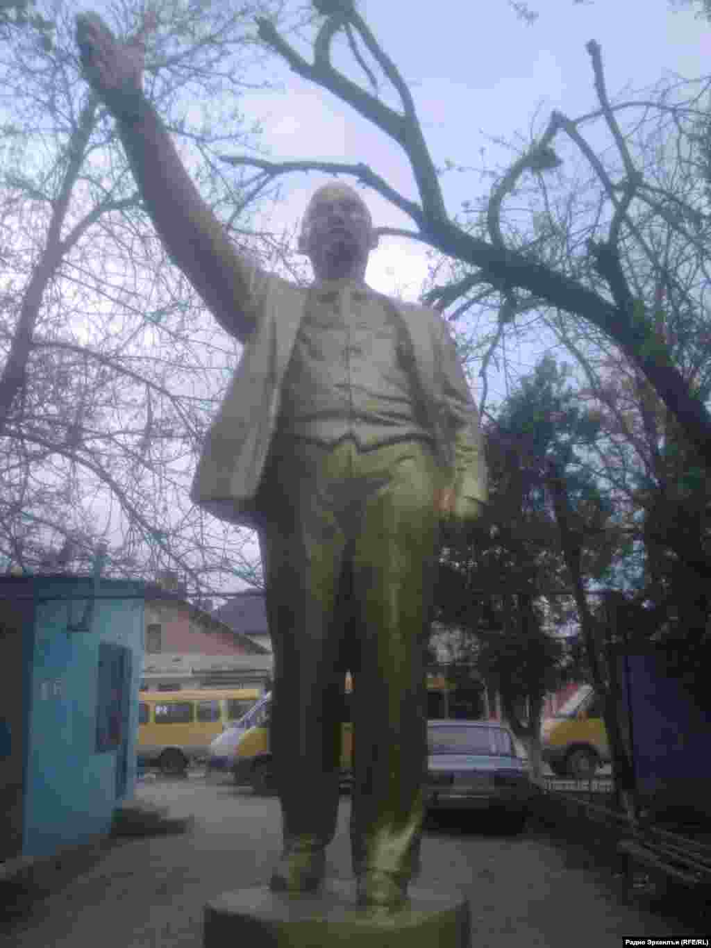 Dagestan- The Lenin's monument in Khasavyurt railway station 2