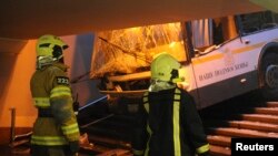Сотрудники службы спасения у автобуса, въехавшего в подземный переход. Москва, 25 декабря 2017 года.