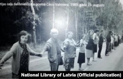 Світлина з виставки, присвяченої 30-річчю «Балтійського шляху», в Латвійській національній бібліотеці