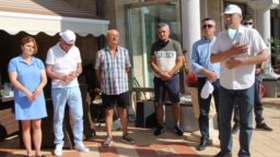 Ахмед Доган прие малка част от симпатизантите на ДПС в двора на резиденцията си