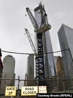 One World Trade Center, în aşteptarea vîrfului care-l va face cel mai înalt turn din emisfera de Vest. 11 martie 2013