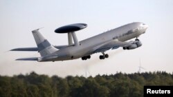 Un avion AWACS al NATO decolând într-o imagine de arhivă de la baza aeriană de la Geilenkirchen, Germania, unde săptămâna aceasta s-a declanșat o primă alertă de posibil sabotaj la instalația de aprovizionare cu apă.