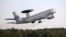 Un avion AWACS al NATO decolând într-o imagine de arhivă de la baza aeriană de la Geilenkirchen, Germania, unde săptămâna aceasta s-a declanșat o primă alertă de posibil sabotaj la instalația de aprovizionare cu apă.