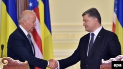 АКШ вице-президенти Жо Байден жана Украина мамлекет башчысы Петро Порошенко