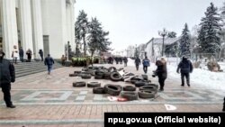 Протестувальники принесли шини до будівлі парламенту, 27 лютого 2018 року (фото поліції)