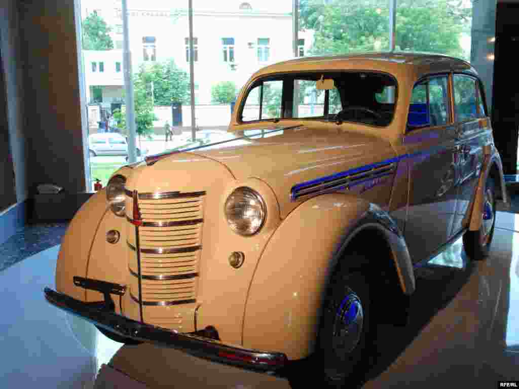 A Moskvich 401 from 1956. The car was based on the Opel Kadett. Soviet troops took the Opel factory apart and transported it to the Soviet Union after World War II. More than 240,000 of these were made.