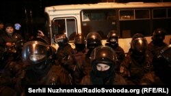 Силовики обеспечивают проезд транспорта к зданию СБУ, где может находиться Михеил Саакашвили после задержания. Киев, ночь с 8 на 9 декабря 2017 года