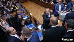 Armenia - Opposition leader Edmon Marukian (L) argues with government loyalists during the election of Vanadzor's mayor, 10Oct2016.