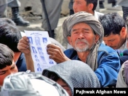 Жүздеген хазар өздері тұратын аймаққа басқа этникалық топтың қоныстануына наразылық білдіріп отыр. Кабул, 30 наурыз 2008 жыл