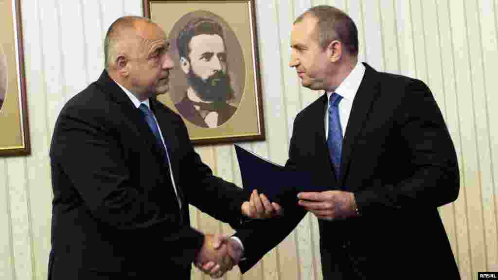 БУГАРИЈА - Со претседателот Румен Радев немаме никакви заеднички точки, освен бесмислените консултативни совети, каде никогаш ништо не се реши. Претседателот всушност ќе ми ја олесни работата, изјави бугарскиот премиер Бојко Борисов, откако во обраќањето кон нацијата шефот на државата кажа дека ја изгубил довербата во владата, пренесе БГНЕС.